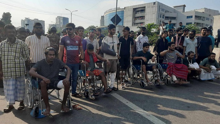 এখনো রাস্তায় আহতরা, উপদেষ্টাদের হাজির হওয়ার আলটিমেটাম