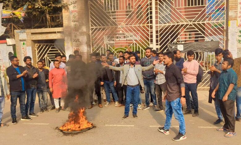 কবি নজরুল কলেজে ছাত্রদলের পদবঞ্চিতদের বিক্ষোভ, ককটেল বিস্ফোরণ