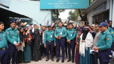 হারিয়ে যাওয়া ৫৩ টি মোবাইল ফোন উদ্ধার করে প্রকৃত মালিকদেরকে বুঝিয়ে দিলো ডিএমপি