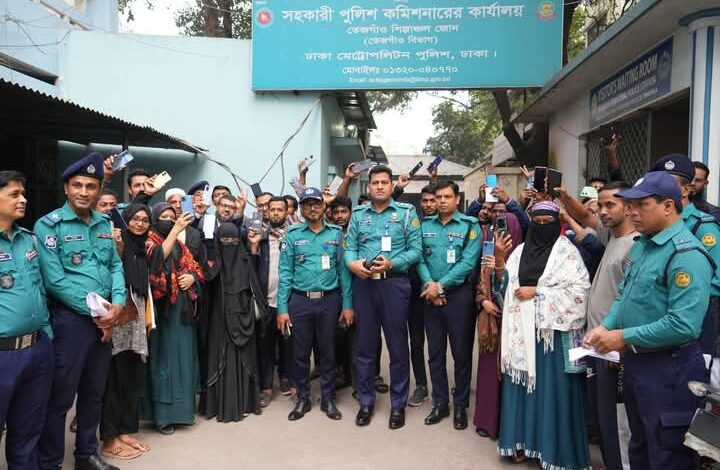 হারিয়ে যাওয়া ৫৩ টি মোবাইল ফোন উদ্ধার করে প্রকৃত মালিকদেরকে বুঝিয়ে দিলো ডিএমপি