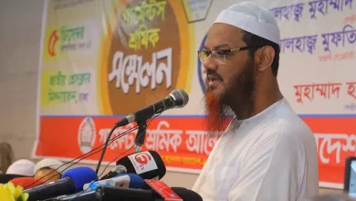 গার্মেন্টস শ্রমিক আন্দোলনের কেন্দ্রীয় সম্মেলনে প্রধান অতিথির বক্তব্য দেন মুফতি সৈয়দ মুহাম্মাদ ফয়জুল করীম। প্রেসক্লাব, ঢাকা, ৫ ডিসেম্বর